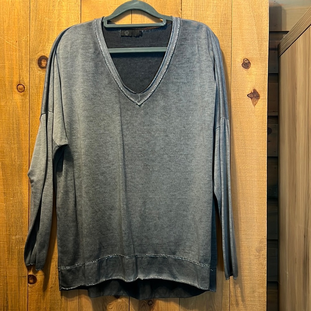Charcoal top with silver‎ accents